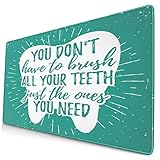 Faltbar und Portable-Easy für Verpackung und Aufbewahrung. Waschbar und leicht zu reinigen. Hand- und Maschinenwaschbar, KEIN BLEACH. Versehentlich verschüttete Flecken oder Lebensmittel können einfach mit Ihrem Reinigungstuch abgewischt werden. Polyester-Oberfläche ist glatt und weich. Ihre Hände sind bequem, die Maus auf diesem Pad zu steuern. Es ist stark am Schreibtisch haften, effektiv halten die Mäuse und Tastatur von gleiten und bewegen. Langlebiges Design, Rand voll genäht.