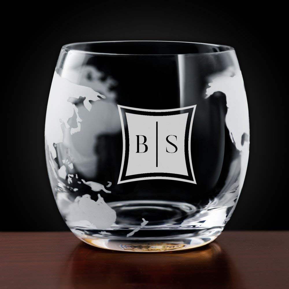 Maverton Decanter per Whisky in vetro - incisione personalizzata - Caraffa a forma di mappamondo da 850 ml + 2 bicchieri da whisky - idee regalo per anniversario - eleganza