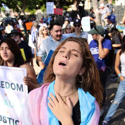 LA Declares Emergency Over ICE Raids, Italy Blocks Ukrainian Suspect, Lewotobi Laki Laki Erupts, Germany Sends Jets to Poland, and more... Podcast Por arte de portada