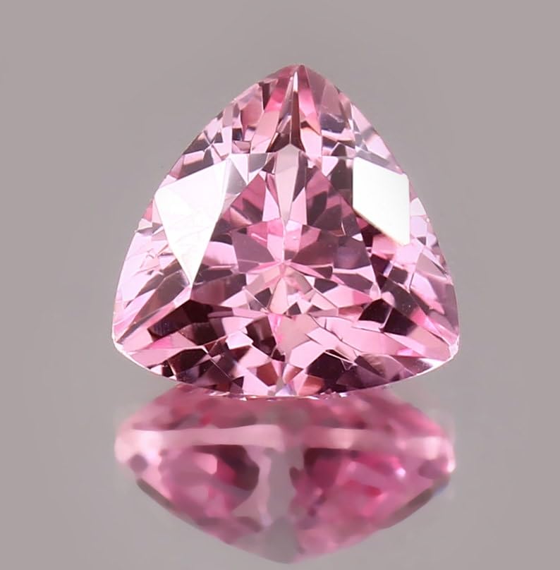 Gemme morganite naturelle taillée en trillion 8x8mm d'une brillance rare