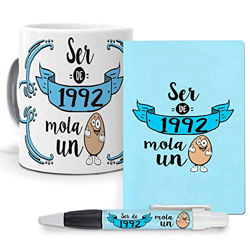 mundohuevo Pack Original y Personalizado para Regalo, Ideal para cumpleaños, con año de Nacimiento. Ser de 1992 Mola un Huevo. Libreta, boligrafo y Taza Maxima Calidad.