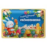 Tauchen Sie ein in die fröhliche Welt von Fröndenberg mit dieser charmanten Blechpostkarte. Ein niedlicher Osterhase, umgeben von bunt bemalten Eiern, bringt die lebendige Frühlingsstimmung direkt zu Ihnen nach Hause. Perfekt als Dekoration oder als herzlicher Gruß an Ihre Liebsten. Die leuchtenden Farben und das verspielte Design machen diese Karte zu einem echten Hingucker in jeder Osterdekoration.