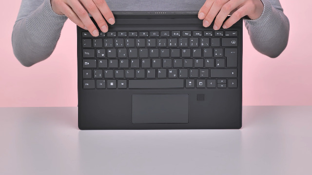Tastiera Bluetooth Per Microsoft Surface Pro (3/4/5/6/7/7+) – Type Cover Con Touchpad, Ricarica USB C, Layout Tedesco QWERTZ (Nero)
