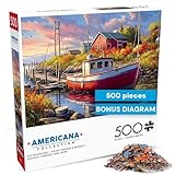 Scène côtière américaine classique : dispose d'un cadre paisible au bord de l'eau avec un bateau de pêche amarré, un hangar à bateaux rustique, des reflets d'eau calmes et une lumière chaude qui capture le charme d'un port côtier intemporel.