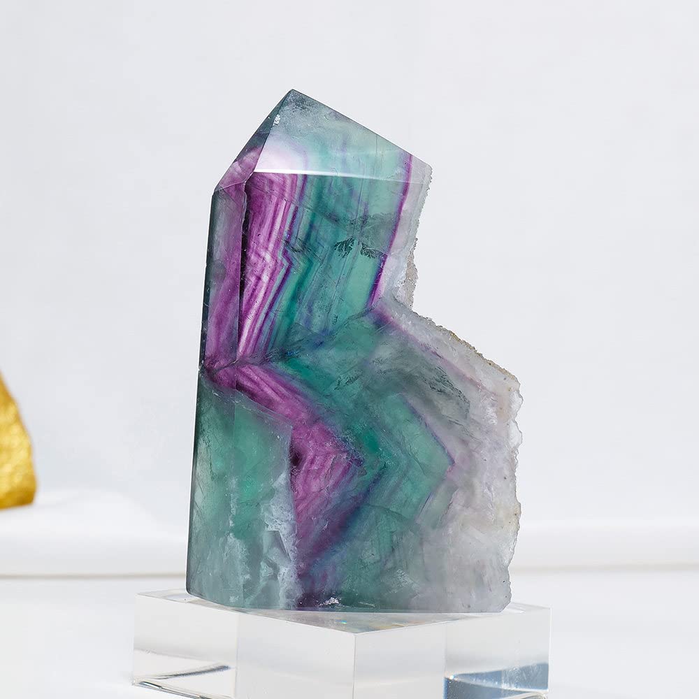 Fluorite arc-en-ciel naturelle Youther une pyramide de cristal pour apaiser votre bureau