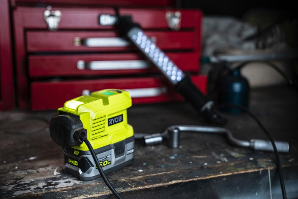 RYOBI 18 V ONE+ Akku-Wechselrichter RY18BI150A-0 (Wechselstromversorgung von 230Voder150W, 2X USB Anschlüsse, LED-Beleuchtung, ohne Akku und Ladegerät)