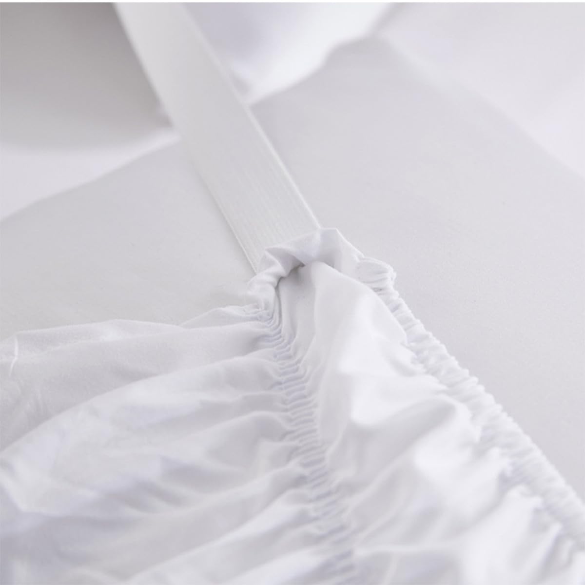 Gonna Copri Letto Matrimoniale Bianca in Poliestere Fascia Elastica e Design Arricciato Elegante per Protezione Completa e Uso Semplice in Casa o Hotel