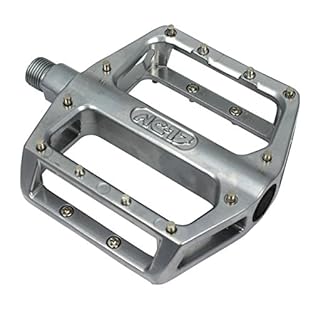 High quality aluminum platform pedal for high demands / Designed and constructed in Germany / For ambitious driver 446g per pedal pair / Pedal body made of solid aluminum with screwed steel pins and Konus bearing / Pedal thread 9/16 "inch corresponds...