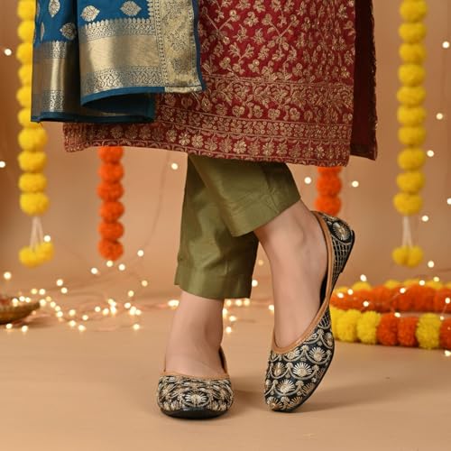 Image of DFR Women's Embroidered Punjabi Mojaris Jutti Juti's Shoe