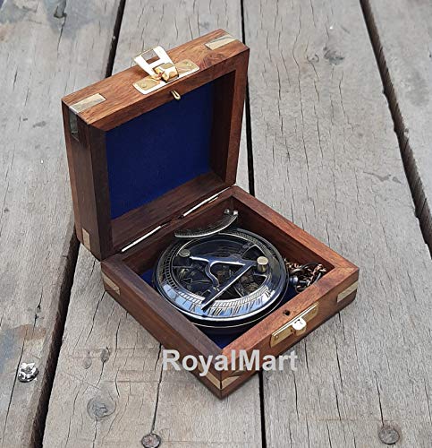 Brújula de latón vintage con diseño grabado y estuche de cuero miniatura 4
