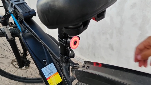 Ainiv Luci Posteriori Per Bici Con Sensore Di Frenata, USB-C Ricaricabile, Staffe Per Sella E Reggisella, Accensione/Spegnimento Automatico, Impermeabile IPX6