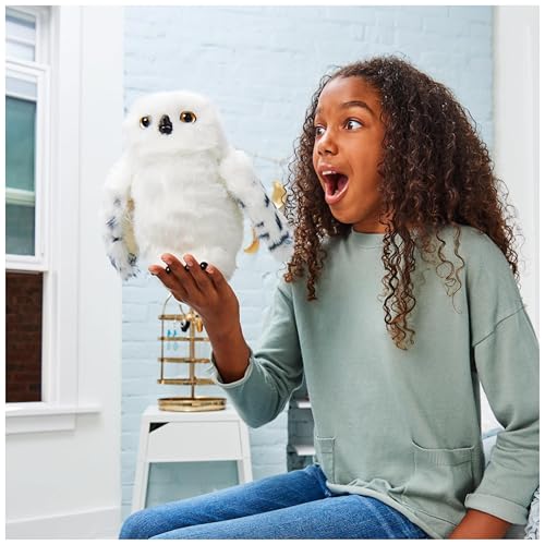 WIZARDING WORLD HARRY POTTER - HEDWIGE ENCHANTÉE - Peluche Interactive Chouette Hedwige 30 Cm Avec Accessoires - Tête et Ailes Qui Bougent - Sons et Mouvements - Jouet Enfant 6 ans et +