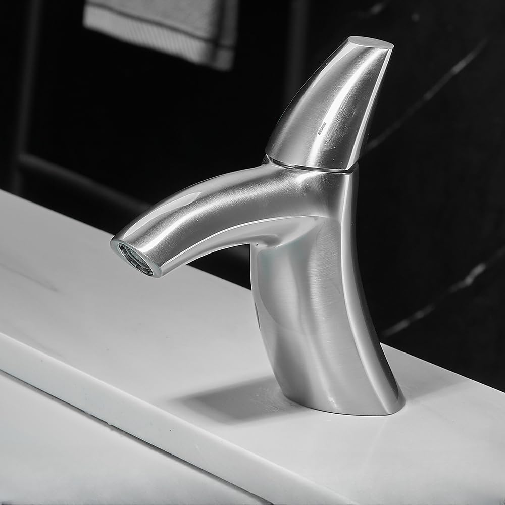 Mitigeur eau chaude froide pour moderniser le lavabo de la salle de bains familiale