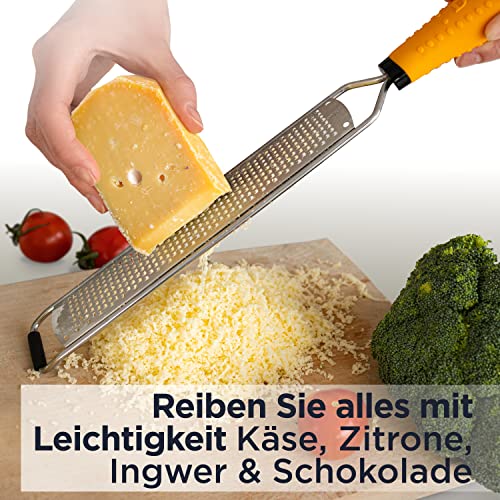 Foto von Deiss PRO Käsereibe - Parmesankäse, Zitrone, Ingwer, Knoblauch, Muskatnuss, Schokolade, Gemüse, Früchte - Rasiermesserscharfe Edelstahlklinge, breit, spülmaschinenfest