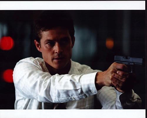 Posterazzi Eric Close In White Top Holding Gun Photo Print (8 x 10) - Articulo # MVM02108