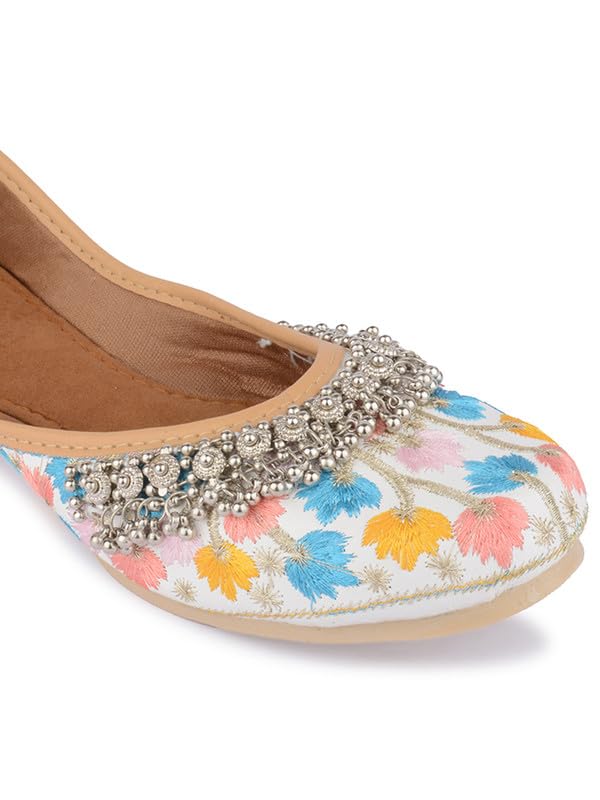 Image of Flat Footwear /Mojari /Punjabi Jutti /Bellies for Women - Embroidered Gungroo