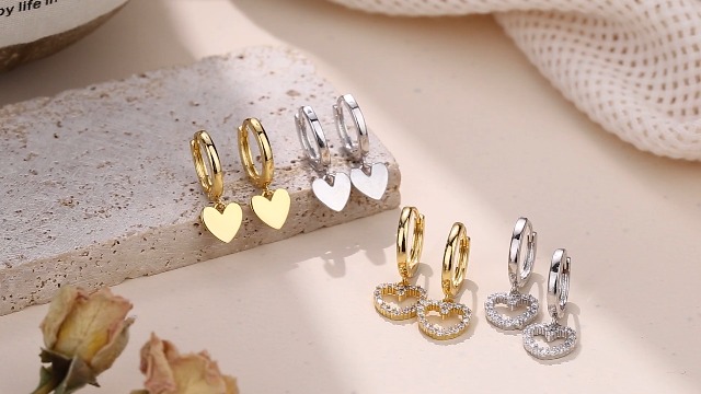 Chriscoco Orecchini A Cerchio Piccoli Con Cuore Pendente – Argento 925, Ipoallergenici, Diametro 10 Mm, Calibro 20G, Regalo Per Ragazze