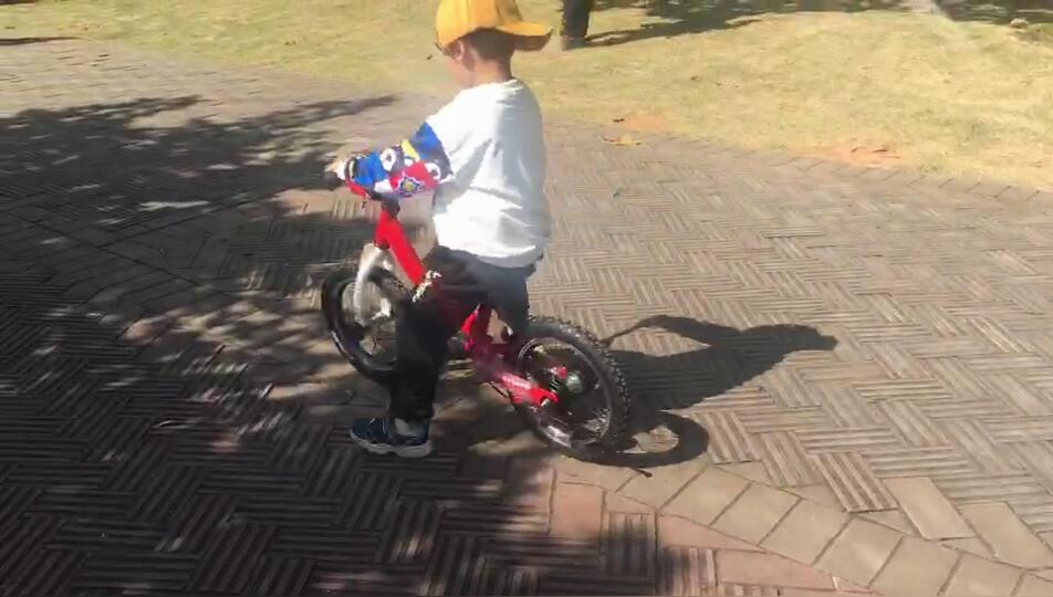 Qiani Child's Balance Bike Unboxing Video