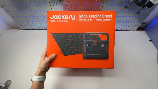 Watch Jackery 240 with 40W solar panel on Amazon Live