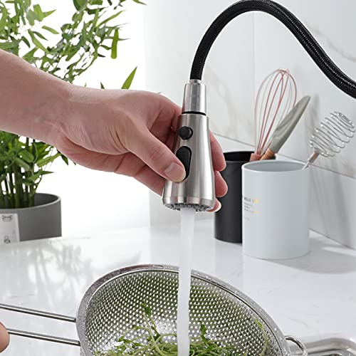 Robinet de cuisine pivotant avec douchette extractible pour optimiser l'espace de l'évier