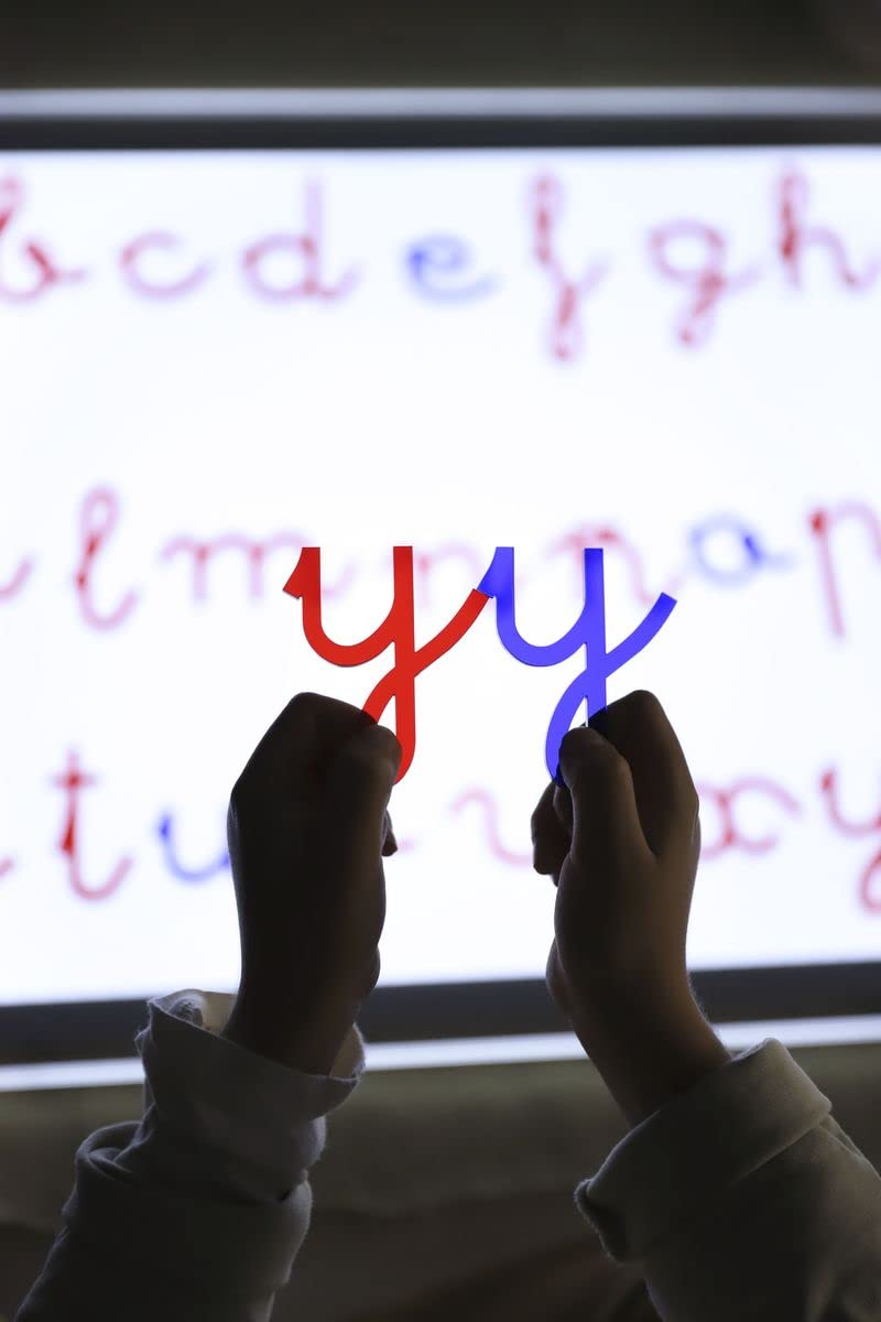 Alfabeto Montessori – Materiale Educativo per Imparare a Leggere e Scrivere | Lettere Trasparenti per Tavolo Luminoso | Sviluppo della Motricità Fine e Coordinazione Occhio-Mano