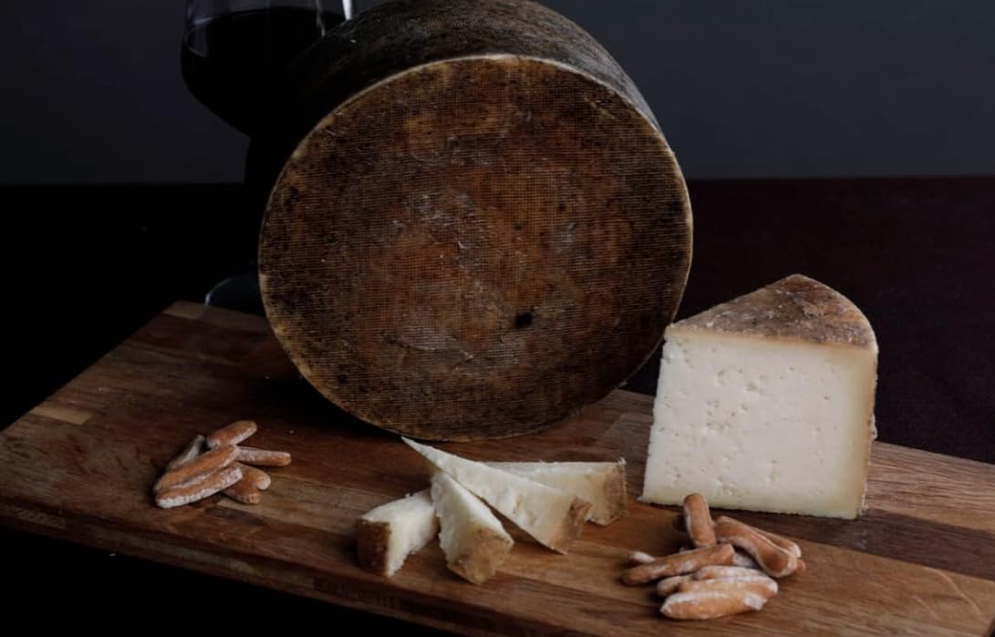 1/2 QUESO DE LECHE CRUDA DE OVEJA VIEJO CURADO ARTESANO "CHILLON" "Chillón: El queso de leche cruda de oveja viejo curado artesano con sabor persistente y equilibrado para paladares exigentes".