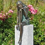 granit stele 100 Gartenfigur Emanuelle auf Granitstele von Rottenecker, Bronze und Granit, Höhe: Stele 65 cm