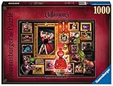 Das Motiv zeigt die Charaktere aus dem bekannten Disney-Film: An einer roten Wand hängen goldene Bilderrahmen mit Portraits von Alice, dem Hutmacher & Co. - Im Vordergrund thront die passende Spielfigur der Herzkönigin aus dem Ravensburger Brettspiel Villainous