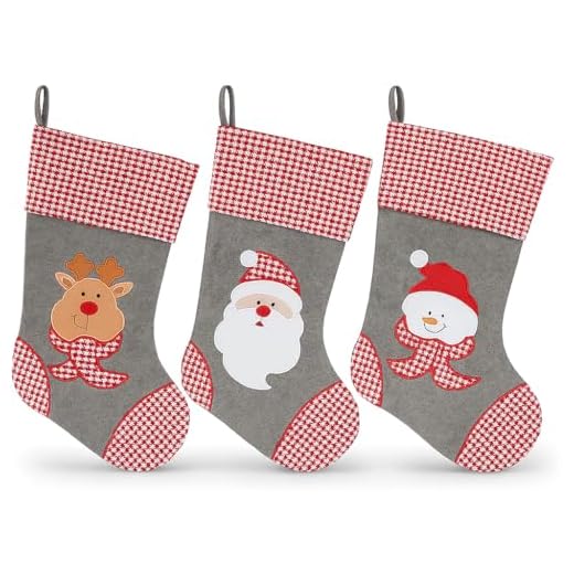 HEITMANN DECO Noël - Set de Trois Chaussettes décoratives en Feutre Gris, Rouge et Blanc à remplir et accrocher - Bottes de Père Noël - décoration de Noël - Bonhomme de Neige, Père Noël, Renne