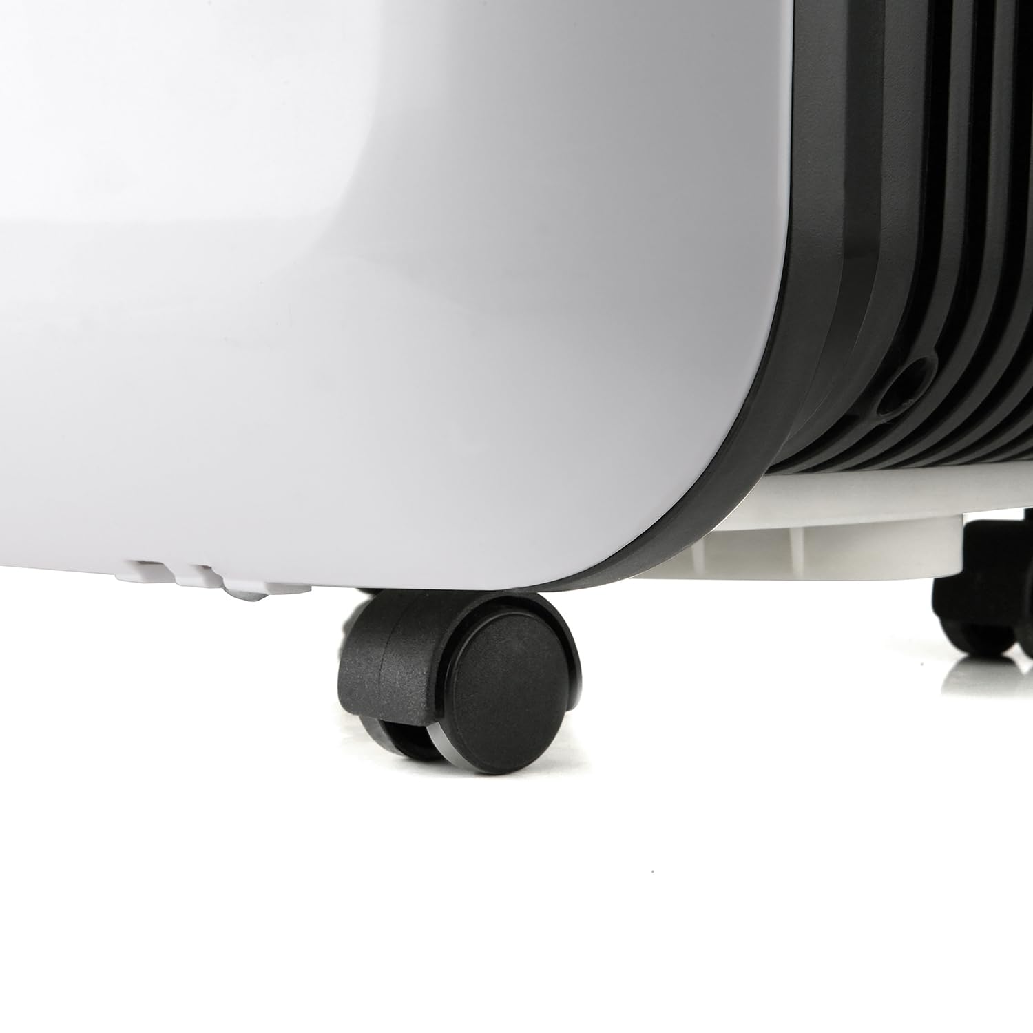 BLACK+DECKER - BXAC9000E. Condizionatore portatile. 2250fg / 9000btu. Termostato regolabile, con alette oscillanti.