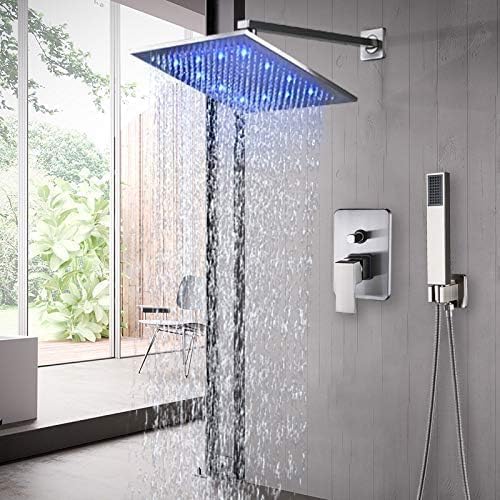 Baignoire murale et douche sans traces grâce au robinet de douche nickel brossé