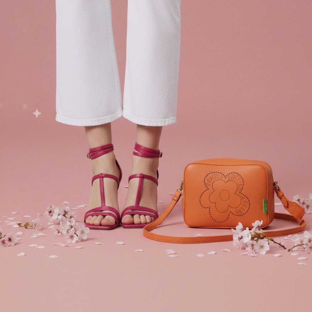 Agatha Ruiz de la Prada Bolso Bandolera en color naranja con flor calada