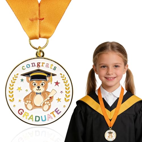 Medalla de graduación infantil con cinta amarilla y diseño de oso para la clase de 2026