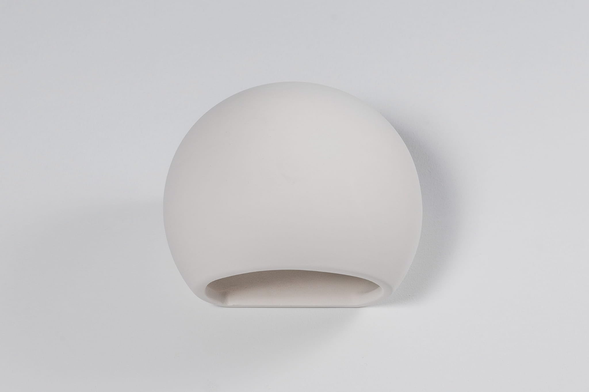 SOLLUX lighting Lámpara De Pared De Cerámica Globe | Diseño Moderno Altamente Versátil | Bombilla Reemplazable E27, 1 x 60 W | Blanco, 18 x 11 x 14,5 cm