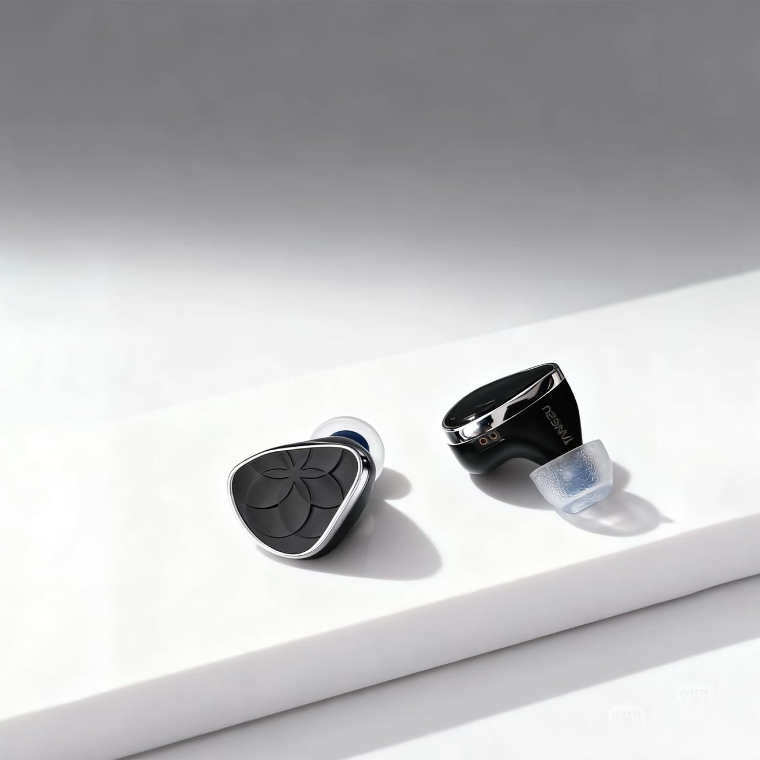 TANGZU AZLA Noir Blanc - Auricolari in-ear con driver ibridi 1DD + 3BA, HiFi Wired Gaming IEM con spina modulare staccabile da 3,5 mm e 4,4 mm, cavo intercambiabile per musicisti, audiofili gamer