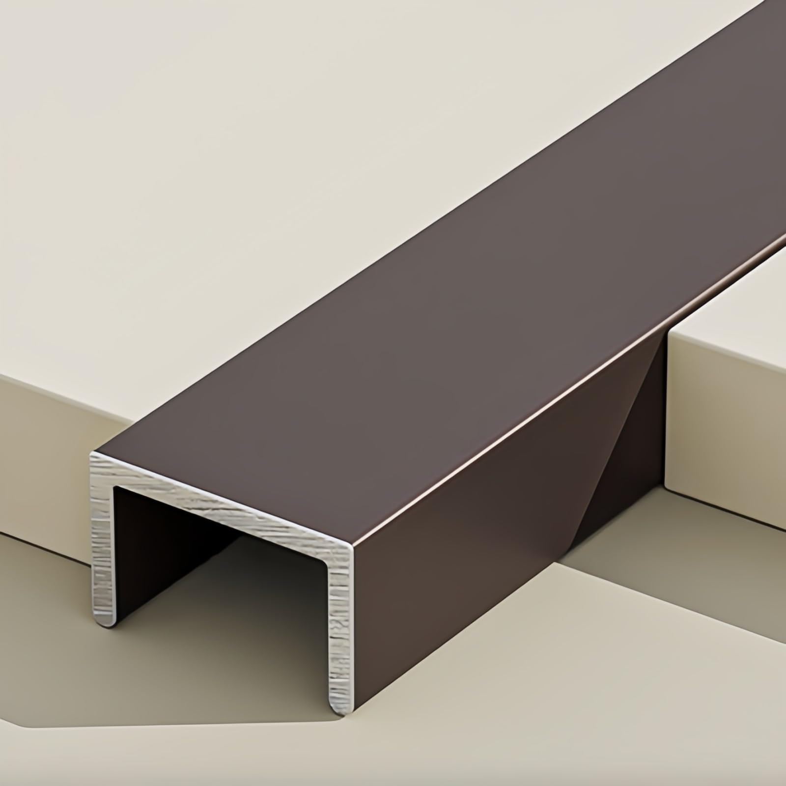 Bande de bordure profilée en U aluminium pour rénover le carrelage de la cuisine et de la douche