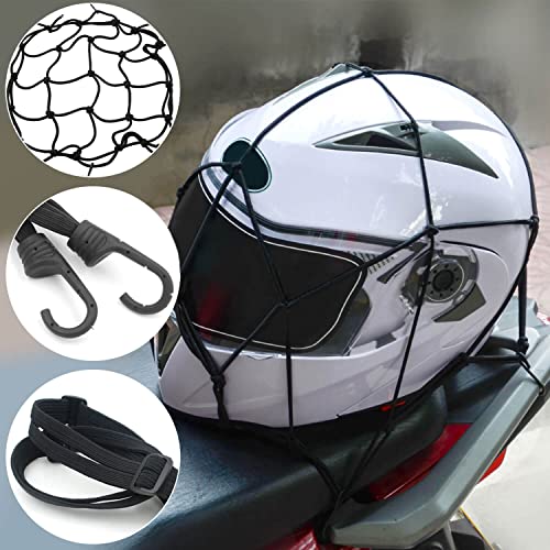 Red elástica negra fijada a un casco de moto, mostrando el uso práctico para el transporte