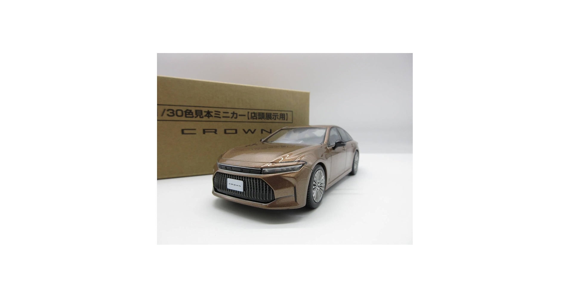 クラウンセダン カラーサンプル プレシャスホワイト Amazon.co.jp: 1/30 新型クラウン セダン 2023年 カラーサンプル