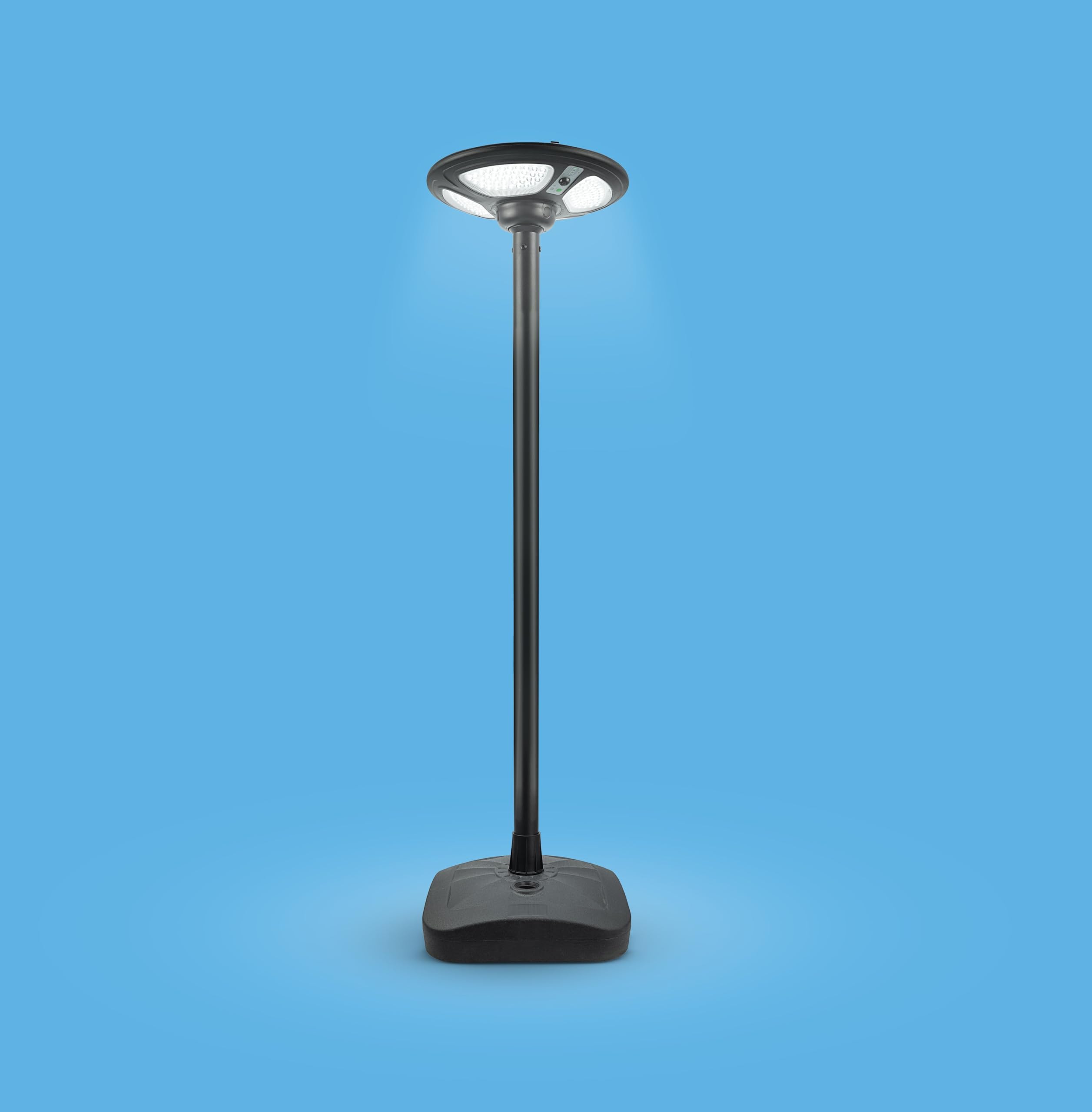 Genérico Garza. Farola solar portátil Ícaro. Farola portátil con base rellenable: 2000 lm, sensor PIR y mando a distancia. Autonomía hasta 14h.