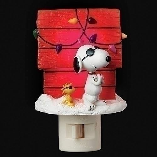 Peanuts - Casa de perro de Navidad con luz nocturna fresca de Snoopy Joe de 4.25 pulgadas de alto