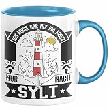 Sylt Tasse Geschenk Ich Muss Gar Nichts Ich Muss Nur Nach Sylt Urlaub (Blau)