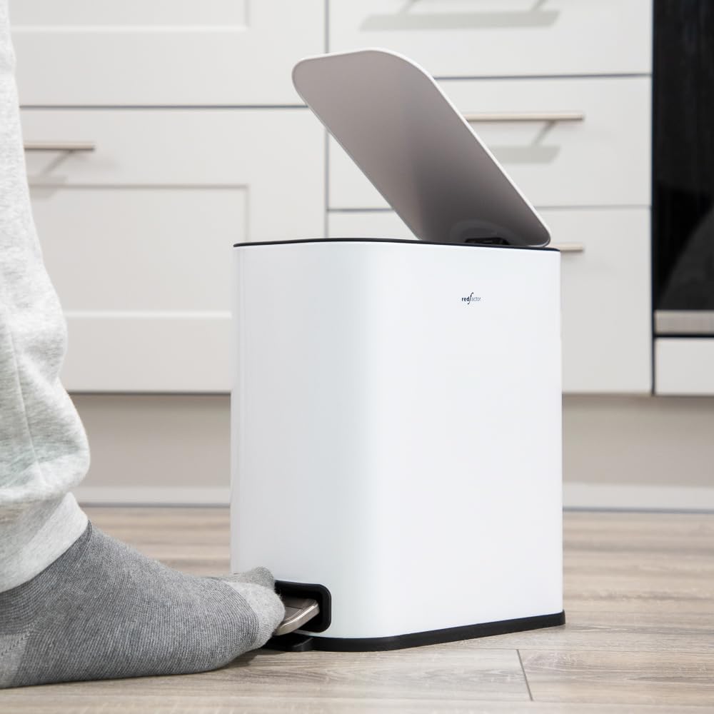 RED FACTOR Cubo de basura con pedal fino de 5 l, de acero inoxidable, tapa de cierre suave y cubo interior extraíble para baño, cocina u oficina (blanco metálico)