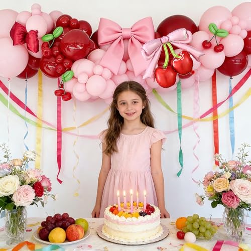 Guirlande de ballons cerises et arche décorative de mariage chic