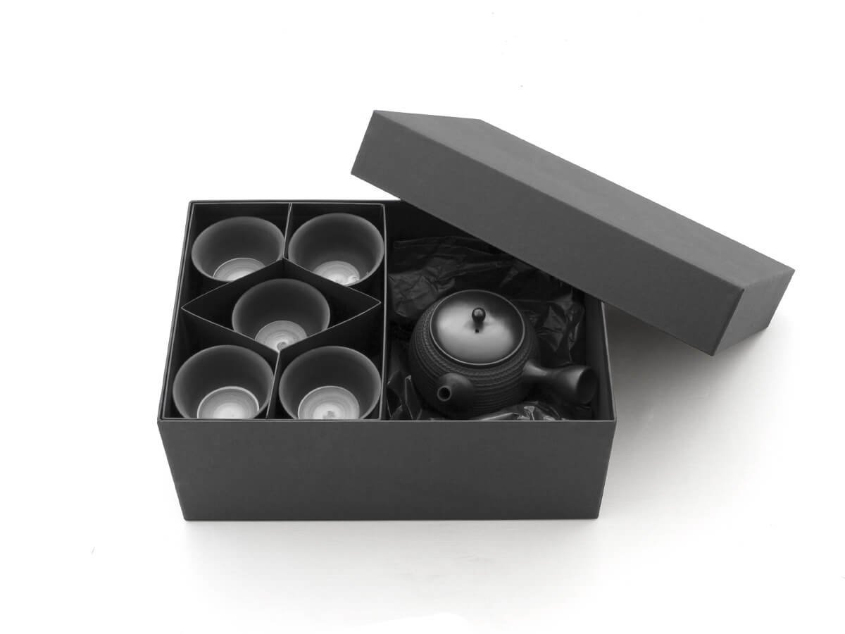 Japanisches Tee-Service 6-teilig, Tokoname TOBIKANNA Kuro mit 5 Teeschalen. Schwarz, Handmade auf der Töpfer-Scheibe, integriertes Keramik-Sieb