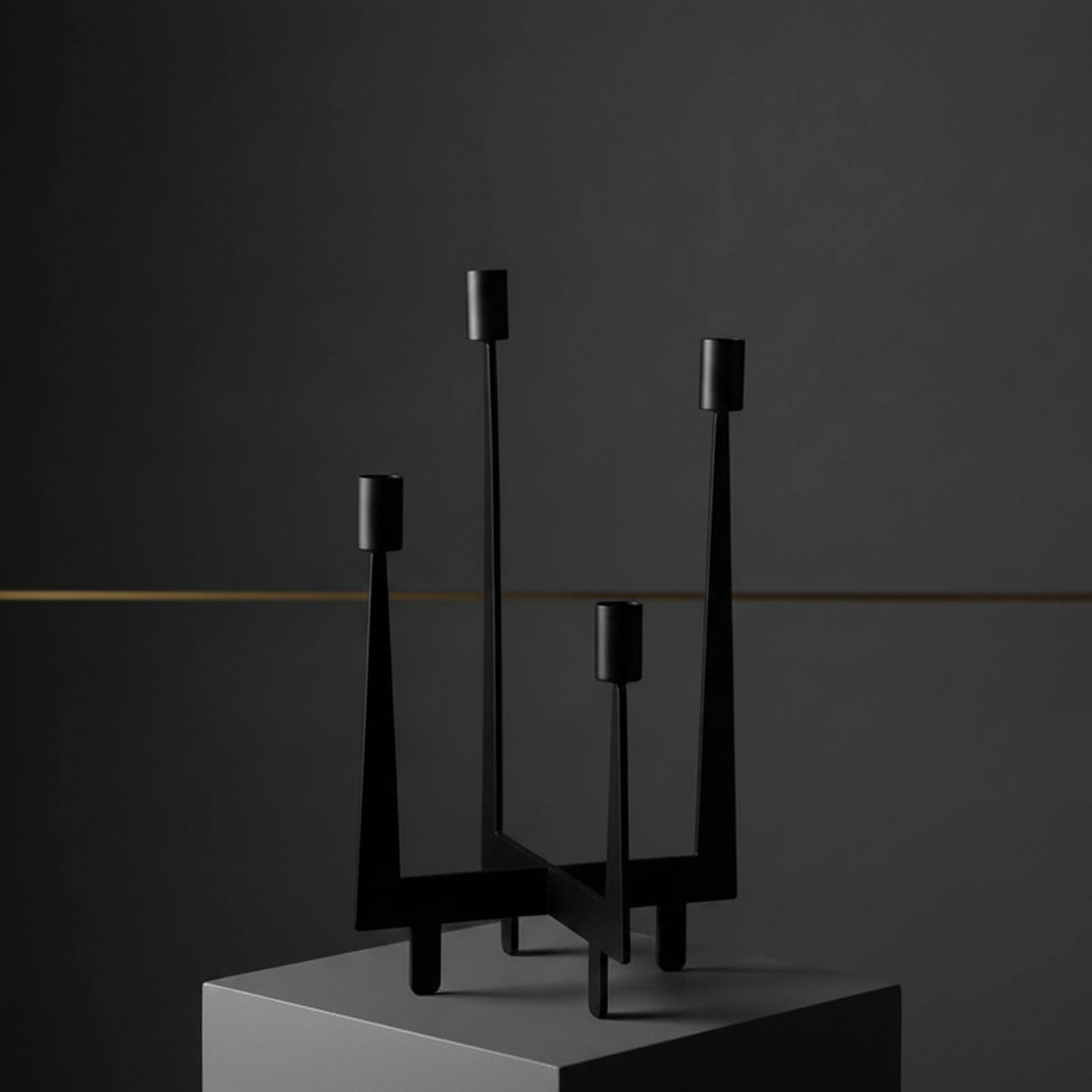 Geometrischer Kerzenhalter aus Metall mit Vier Halterungen für Moderne Wohnkultur Und Stimmungsvolle Abendbeleuchtung für Wohnzimmer Und Elegante Tischdekoration