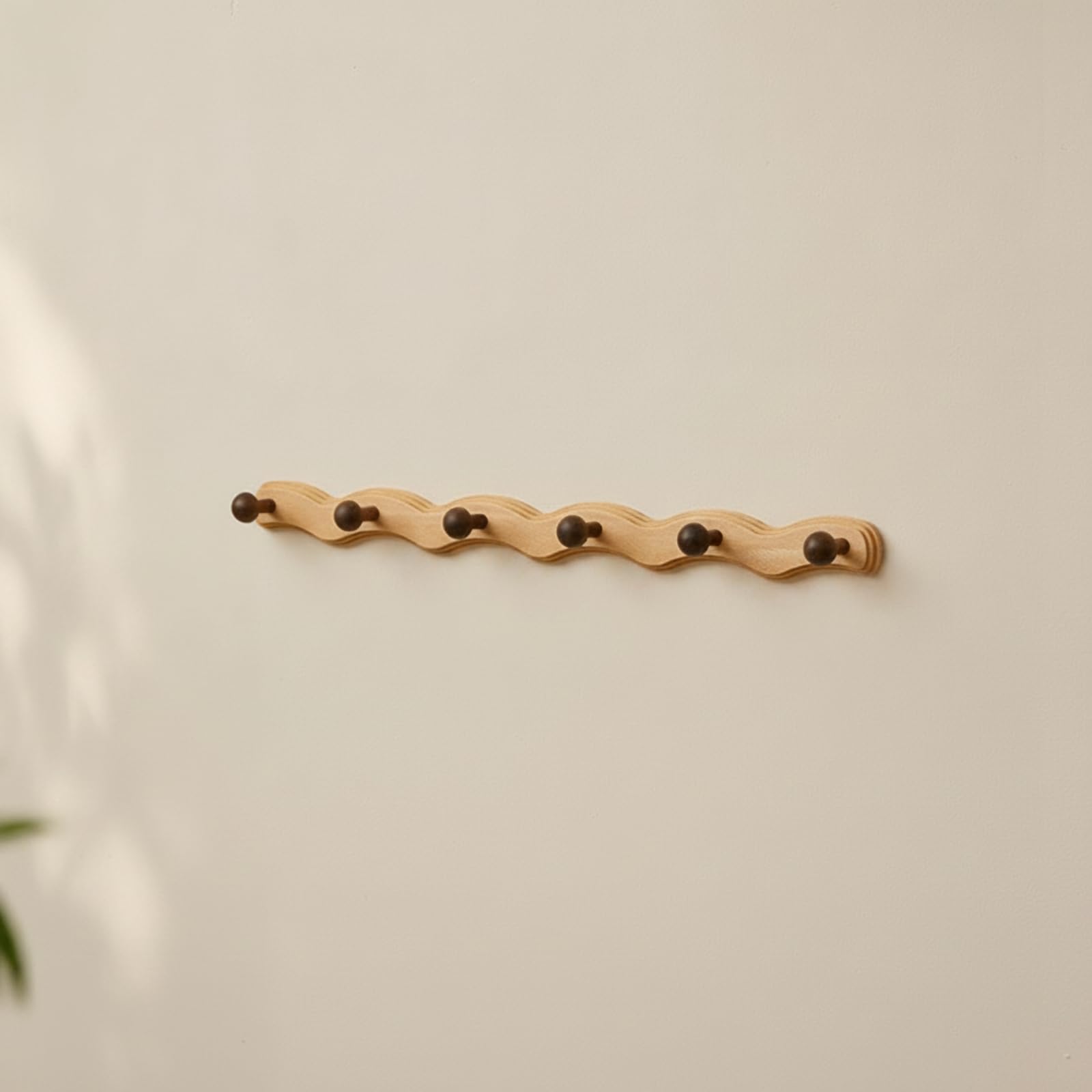 Amagogo Perchero de Pared de Madera Colgador Organizador Soporte con Acabado Tallado y Seis Ganchos Redondeados Que Evitan, 6 Ganchos - Nube Auspiciosa Nogal Negro