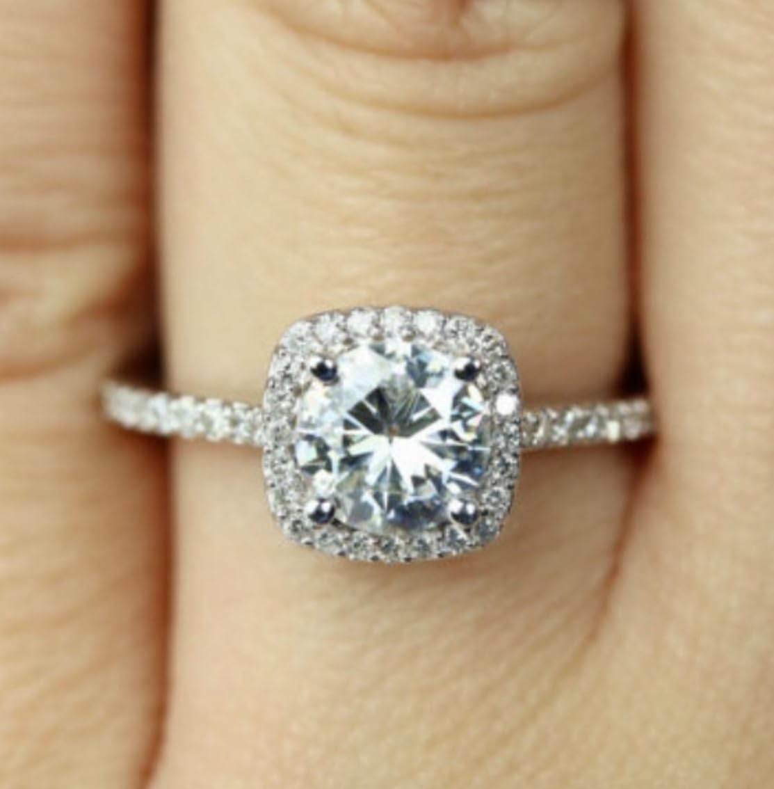 Anello di fidanzamento, design halo con strass, stile solitario