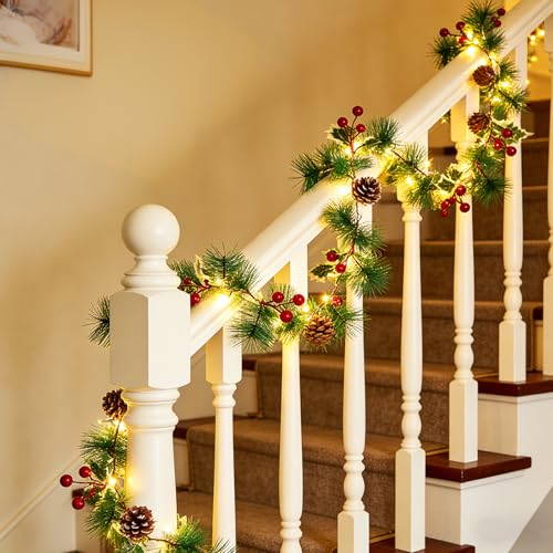 Guirnalda de luces LED de piñas y bayas rojas para crear un ambiente navideño en tu chimenea