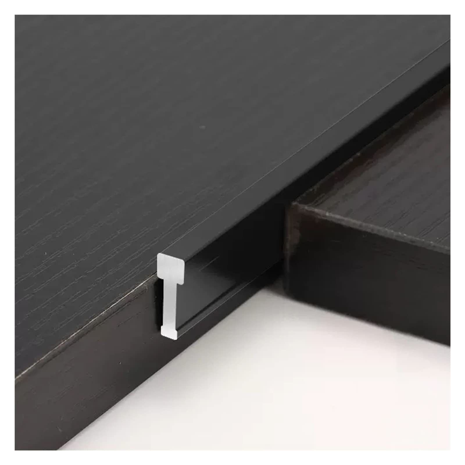 Seuil de porte en aluminium noir pour sécuriser les passages de la maison