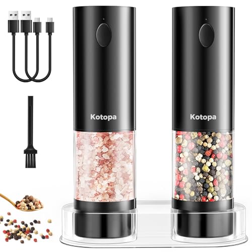 Kotopa Salz und Pfeffermühle Elektrisch, Wiederaufladbare Pfeffermühle mit 5 Stufen einstellbarem Keramik Mahlwerk, Basis, LED Licht, 100mL große Pfefferstreuer- 2er Set(Schwarz) Kotopa Salz und Pfeffermühle Elektrisch, Wiederaufladbare Pfeffermühle mit 5 Stufen einstellbarem Keramik Mahlwerk, Basis, LED Licht, 100mL große Pfefferstreuer- 2er Set(Schwarz)